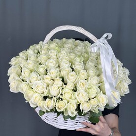 121 белая Роза в корзине