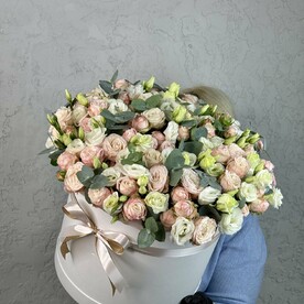 Роза кустовая, Лизиантус Эустома, Эвкалипт, Оазис, Шляпная коробка
