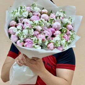Букет из белой маттиолы и розовых пион