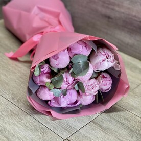 Букет из 11 розовых пионов с эвкалиптом