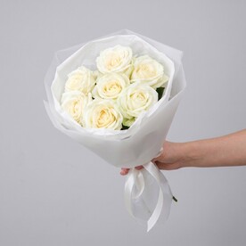 Букет живых цветов из 7 белых роз, 50 см