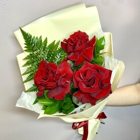 Роза эксплорер xl, Рускус медиум, Папоротник, Дизайнерская упаковка