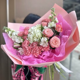 Диантус, Роза пионовидная кустовая, Маттиола, Альстромерия, Фисташка, Гортензия, Дизайнерская упаковка