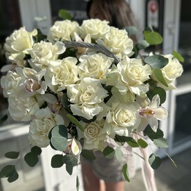 Французские розы, Эвкалипт, Фисташка, Орхидея, Пиафлор, Корзина плетеная