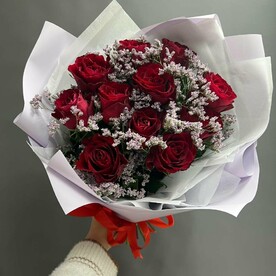 Красные розы с лимониумом
