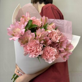 Нежный букет с диантусами и альстромерией