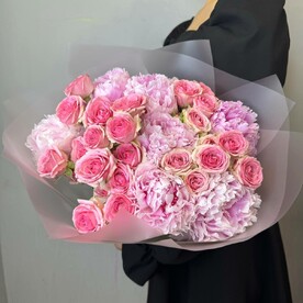 Букет из пионов и кустовых роз