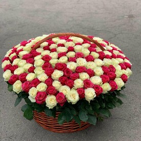 Роза Эквадор, Зелень декоративная, Флористическая губка, Корзина