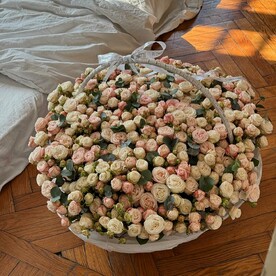 Роза пионовидная кустовая, Флористическая губка, Корзина плетеная