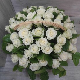 Роза белая, Зелень, Флористическая губка, Корзина