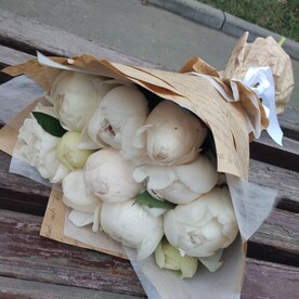 Букет из белых пионов