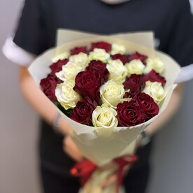 Красно - белые розы 25