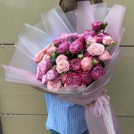 Розовые кустовые розы