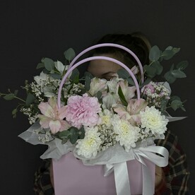 Стойкая композиция с диантусами и хризантемой