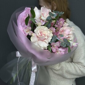 Альстромерии и ажурные Розы
