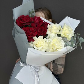 Красные и белые розы