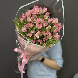 Розовые альстромерии
