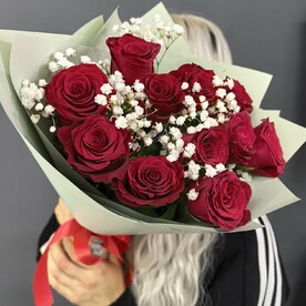 Красные розы с гипсофилой