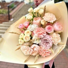 Букет из пионовидной, кустовой розы и пшеницы