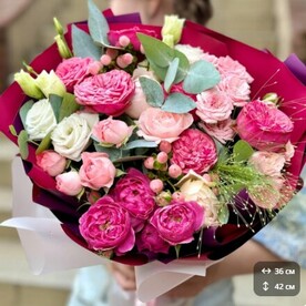 Букет из пионовидной розы, эустомы, эвкалипта, паникума и гиперикума