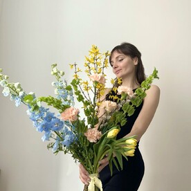 Букет с дельфиниумом и форзицией