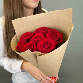 Красные розы в крафте 💝