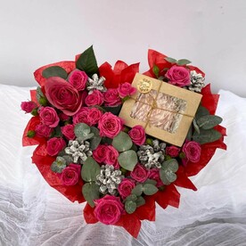 Роза кустовая, Эвкалипт, Роза Эквадор, Коробка сердце, Оазис, Свеча