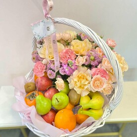 Роза Кения, Гвоздика, Лизиантус Эустома, Роза кустовая, Яблоко, Банан, Апельсин, Киви, Груша, Виноград, Корзина плетеная, Оазис, Пленка