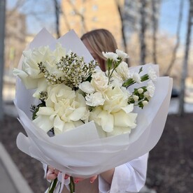 Роза мондиал, Гвоздика кустовая, Хамелациум, Роза кустовая, Гиперикум, Дизайнерская упаковка