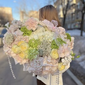 Гвоздика, Гортензия, Роза, Вибурнум, Корзина плетеная, Оазис