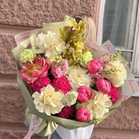 Шикарный букет из пионов, орхидеи и роз