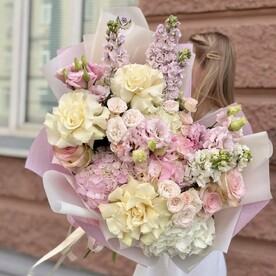 Роза Эквадор, Маттиола, Гортензия премиум, Роза кустовая, Лизиантус Эустома, Дизайнерская упаковка