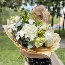 Лизиантус Эустома, Солидаго, Гортензия, Хризантема сантини, Эвкалипт, Пленка, Тишью