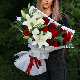 Роза Эквадор, Зелень, Зелень декоративная, Папоротник, Лилия, Дизайнерская упаковка