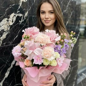 Коробка с цветами в нежно - розовом цвете