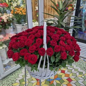 101 роза в корзине