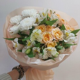 Букет из кустовой розы и альстромерии