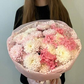Хризантемы с веточкой гортензии стабилизированной