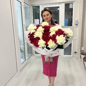 Яркий красно-белый большой букет