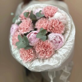 Сборный букет из пионов
