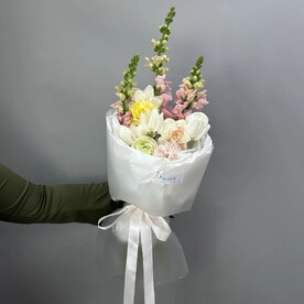 Сборный весений букет с тюльпаном