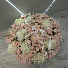 Корзина из гортензий и кустовых роз Premium