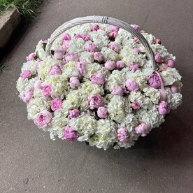 Пионы с гортензиями в корзине