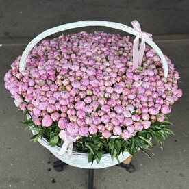 Пионы в корзине
