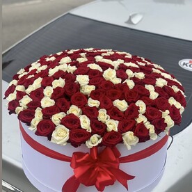 Розы микс в коробке