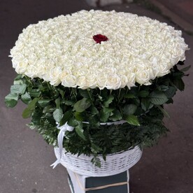 Розы микс в корзине