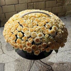 Розы в корзине