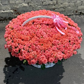 Роза кустовая пионовидная в корзине