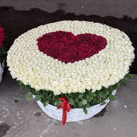 Роза микс в корзине