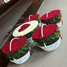 Роза микс в корзине
